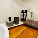 Apartamento Raehni - With Private Garden & Terrace Pärnu