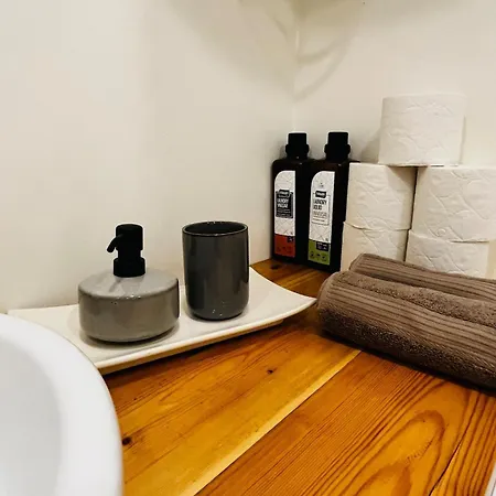 Apartamento Raehni - With Private Garden & Terrace Pärnu