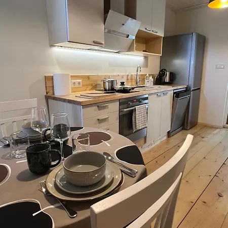 Cozy Apartment With Fully Fenced Private Garden, Fireplace & Free Bikes *