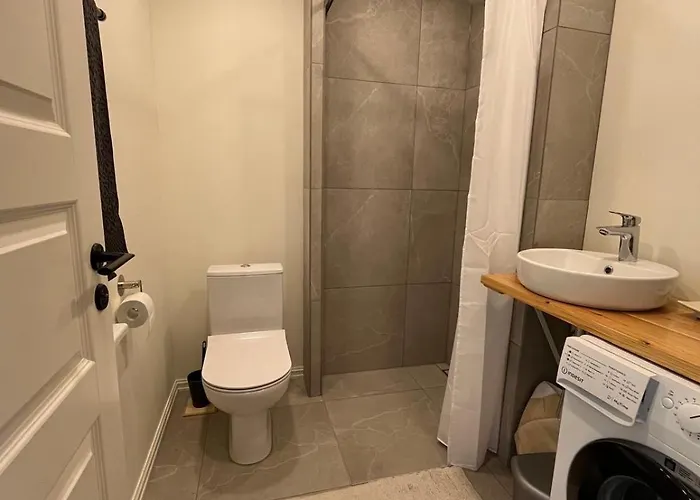 Raehni - With Private Garden & Terrace Apartamento